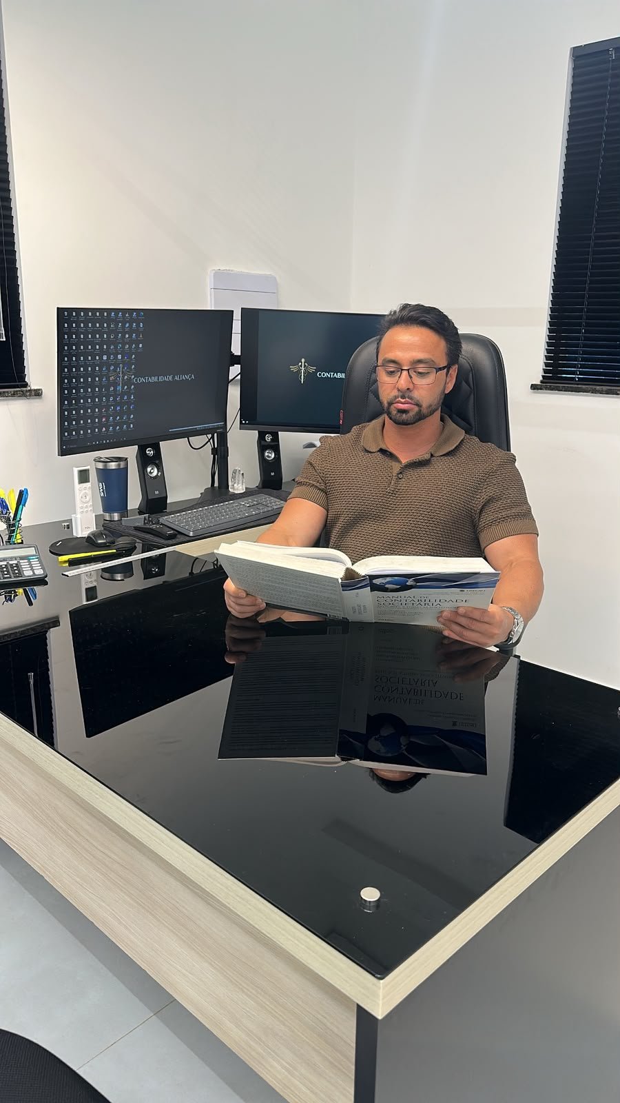 Contador da Contabilidade Aliança estudando no escritório da empresa